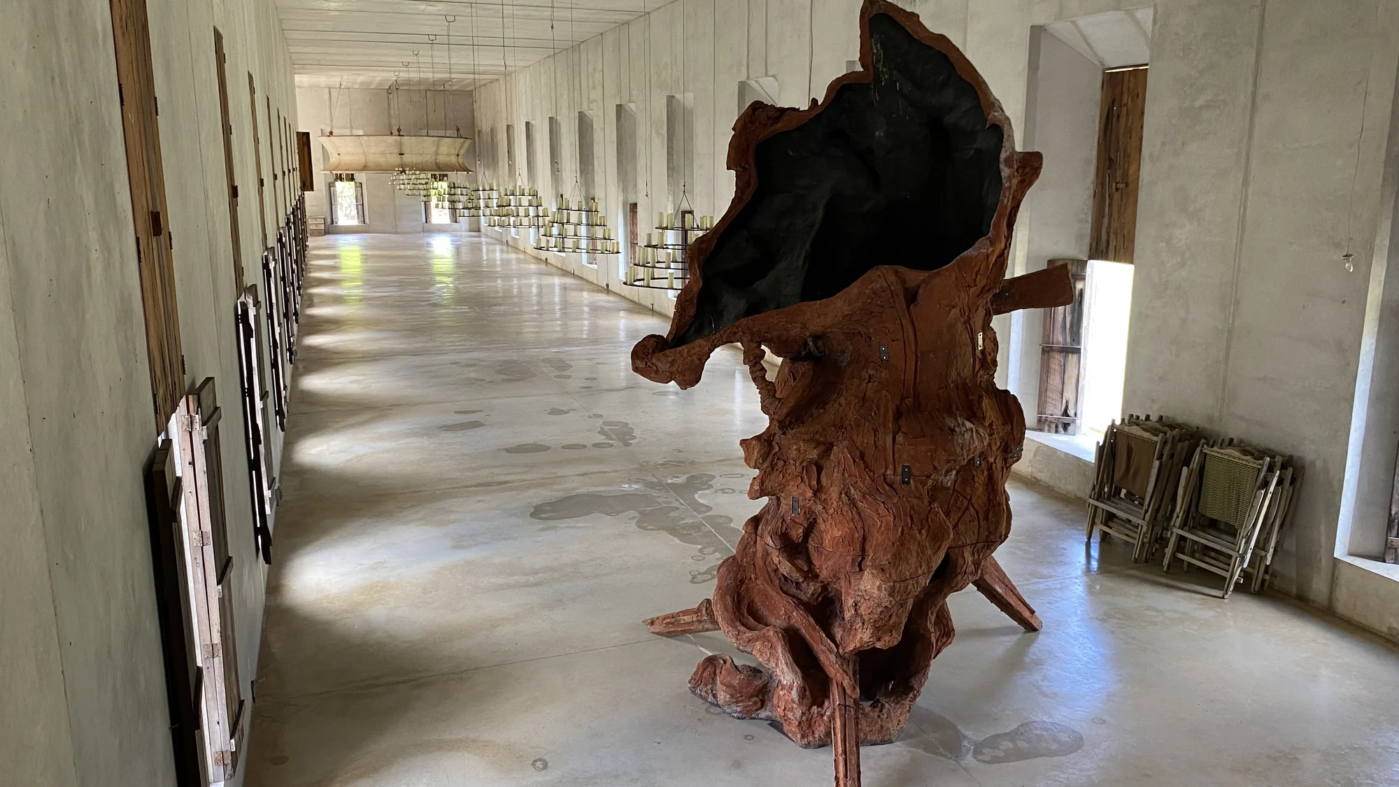 Corridor and monumental sculpture at Plantel Matilde